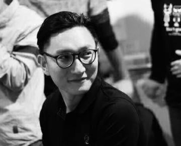 black and white photo of man wearing glasses